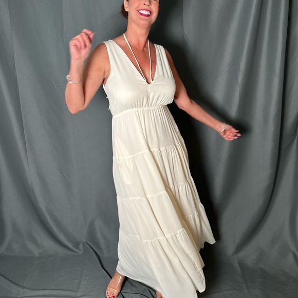 Elegant Cream Maxi Dress - Picture 3 of 4